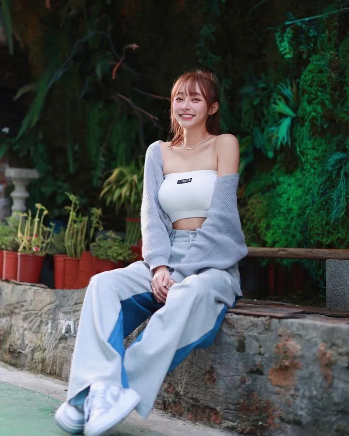 [仙女集]她望着年方十七，凹凸小巧，楚楚动人