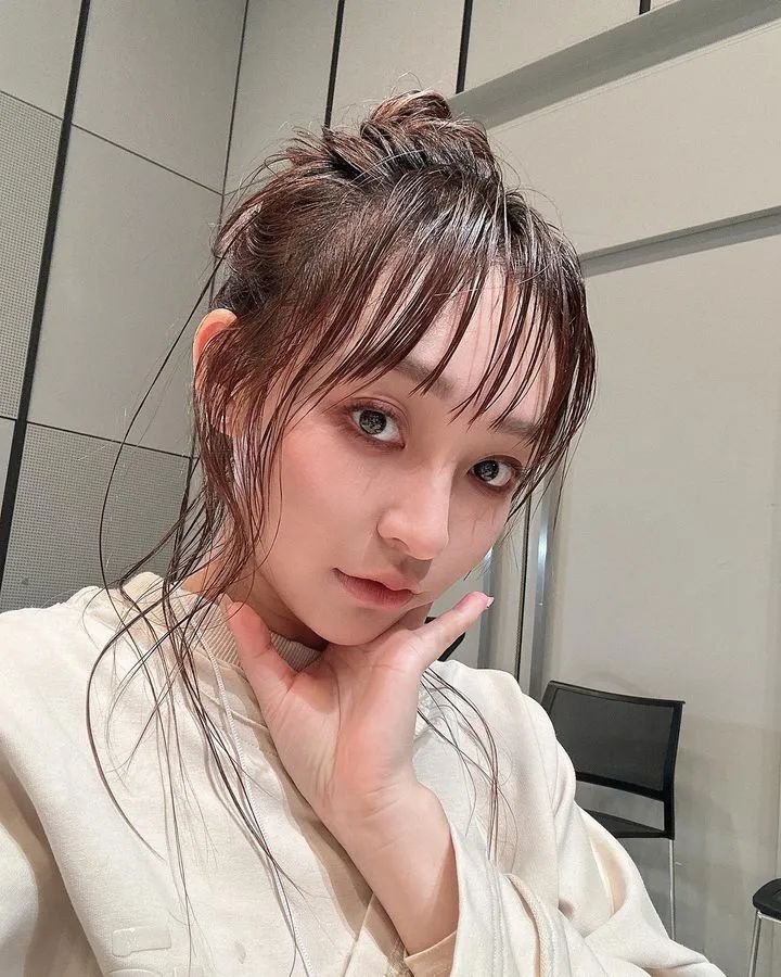 [仙女集]她望着年方十七，凹凸小巧，楚楚动人