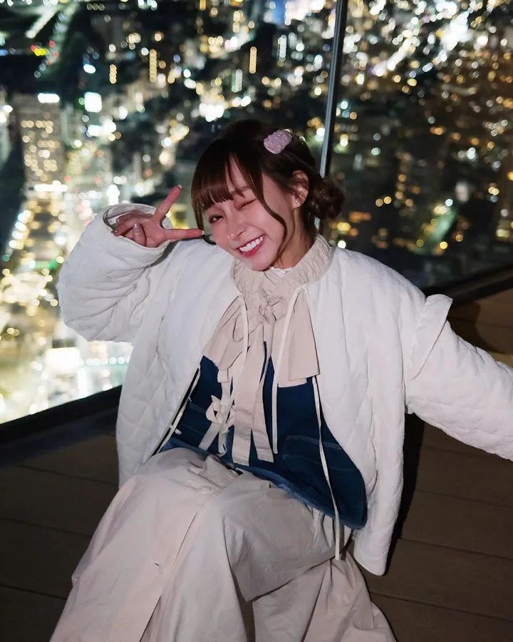 [仙女集]她望着年方十七，凹凸小巧，楚楚动人