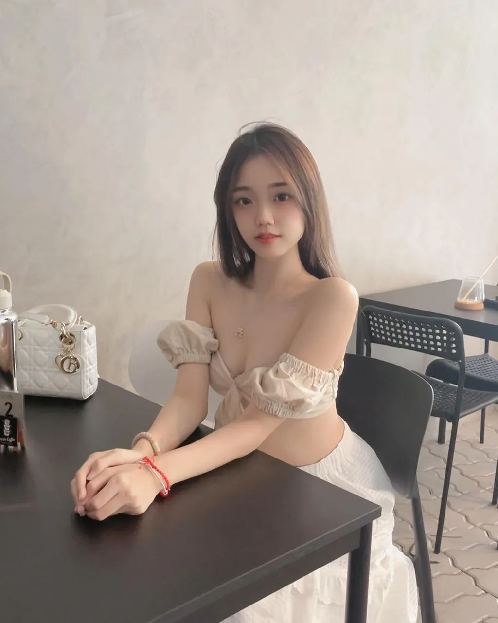 身材极好的低胸装美女