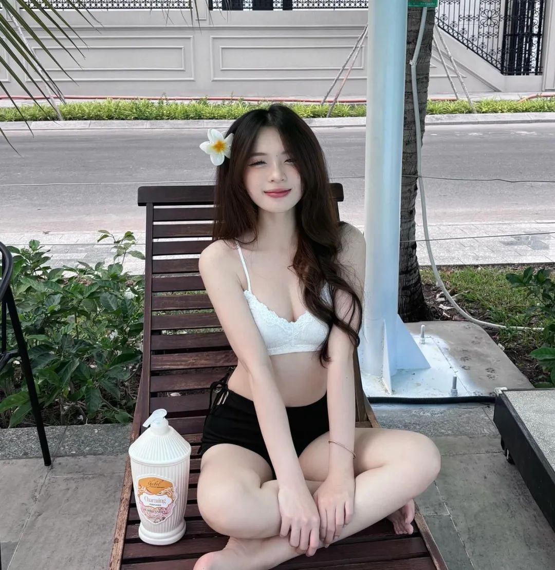 穿比基尼美女