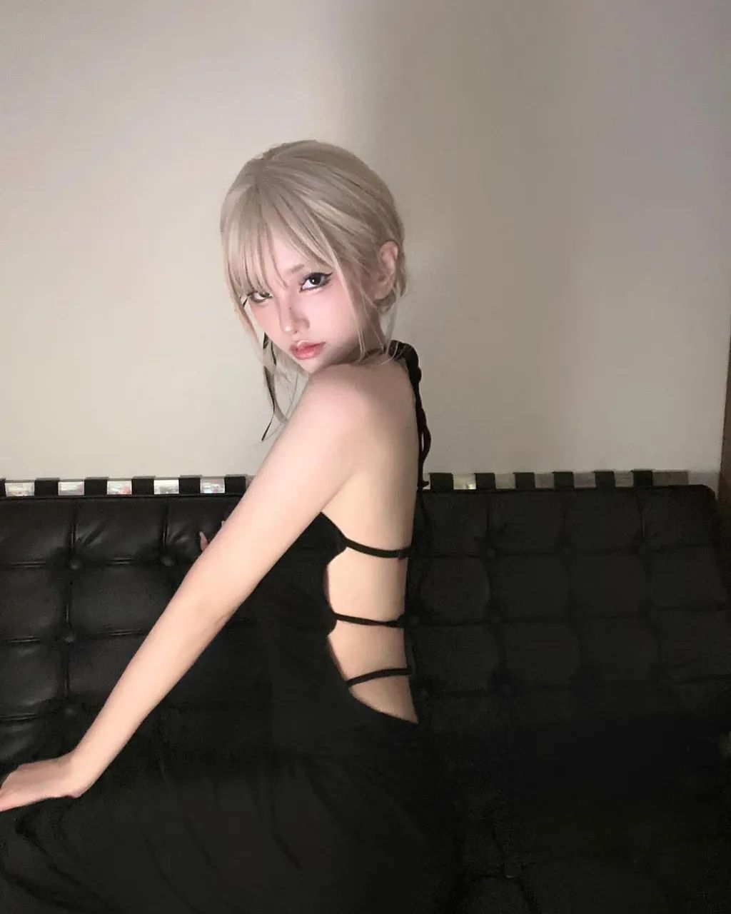 露背性感美女
