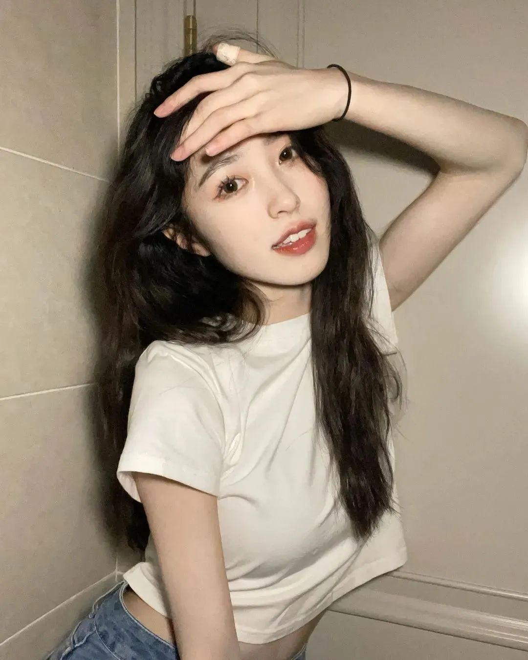 美女壁纸丨乔本小月，继佘颖欣之后，又一位“纯欲天花板”级别的网红美女