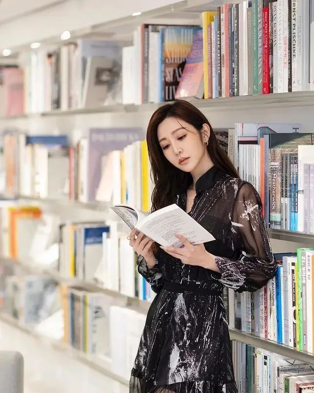 曾莞婷,40岁至今单身未婚的她，美出新高度
