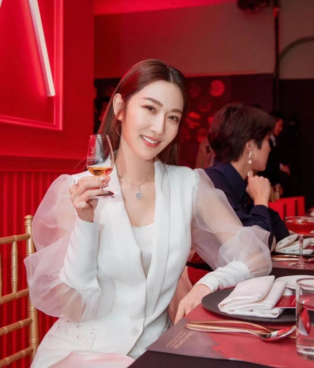 曾莞婷,40岁至今单身未婚的她，美出新高度