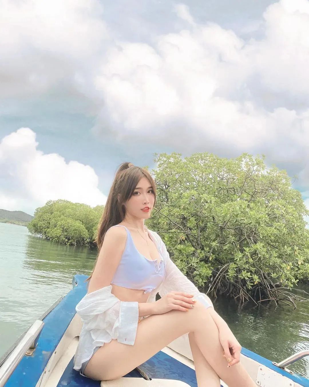 粉朵拉，美艳动人的网红美女