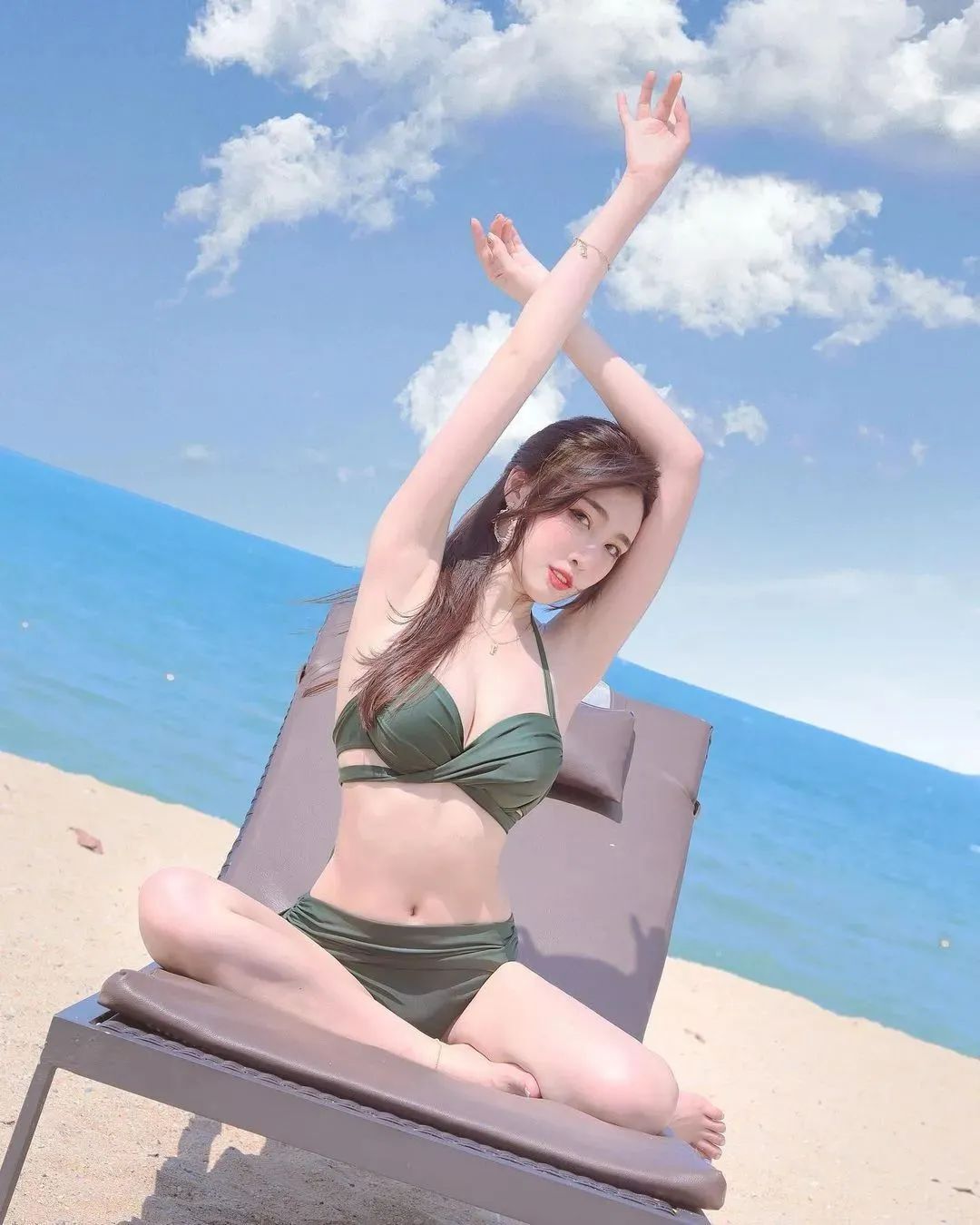 粉朵拉，美艳动人的网红美女