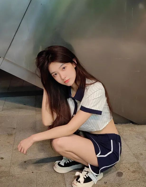国产网红小何同学，甜美可人的元气美女