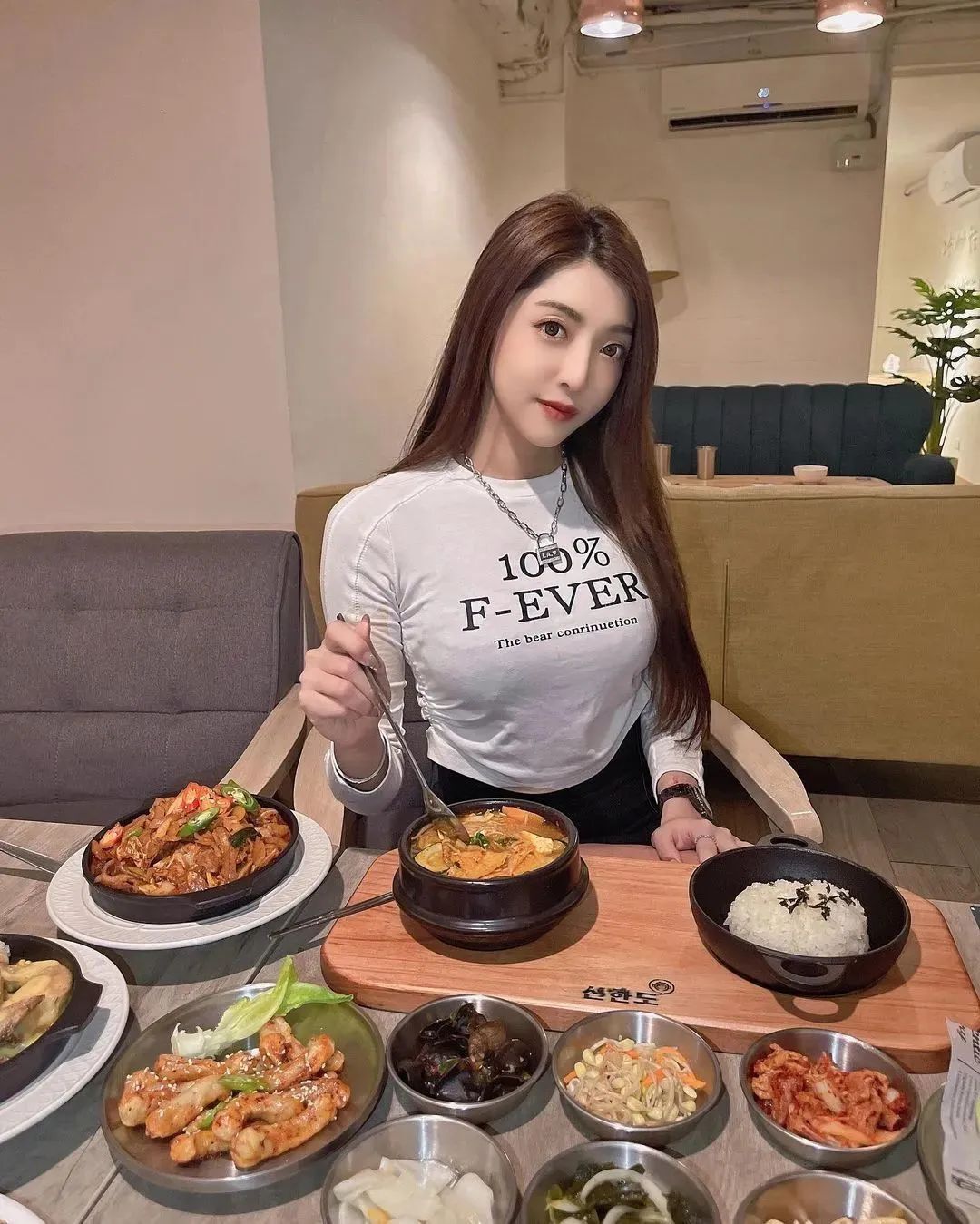 李佳玲，才貌双全惹人爱的网红美女