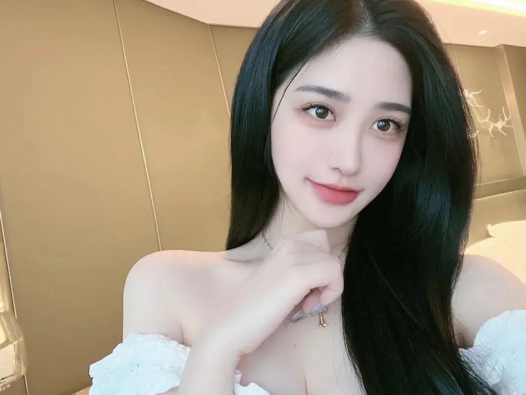 国产网红小77，从头到脚都十分精致的网红美女