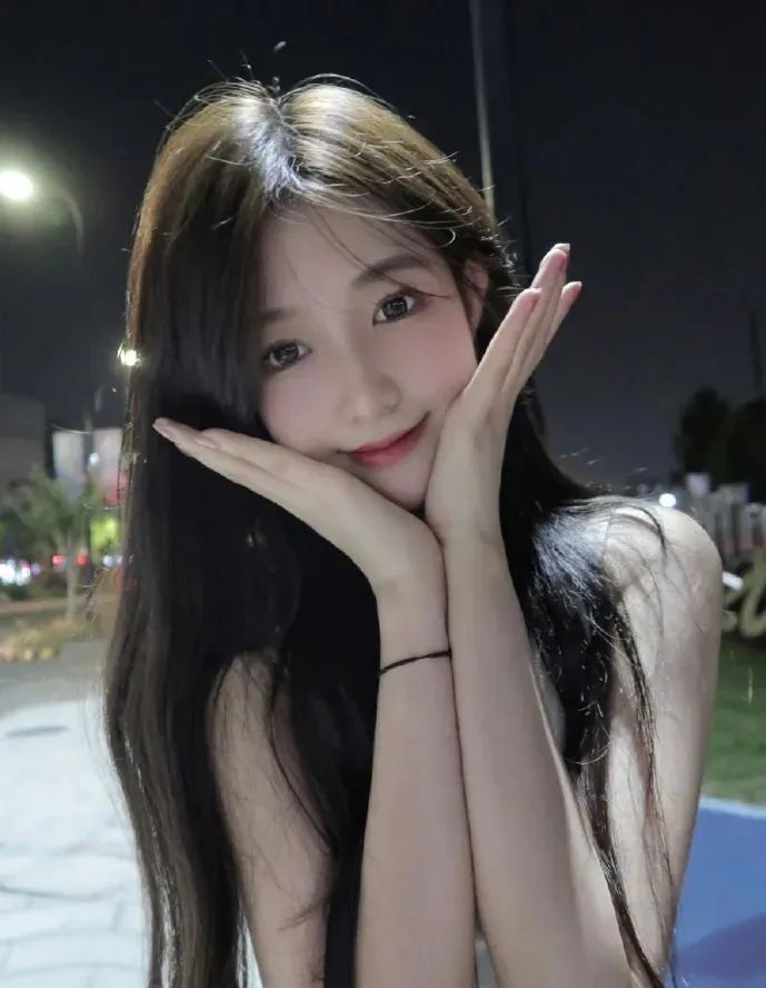 北影校花邓子怡，甜美迷人的00后小美女