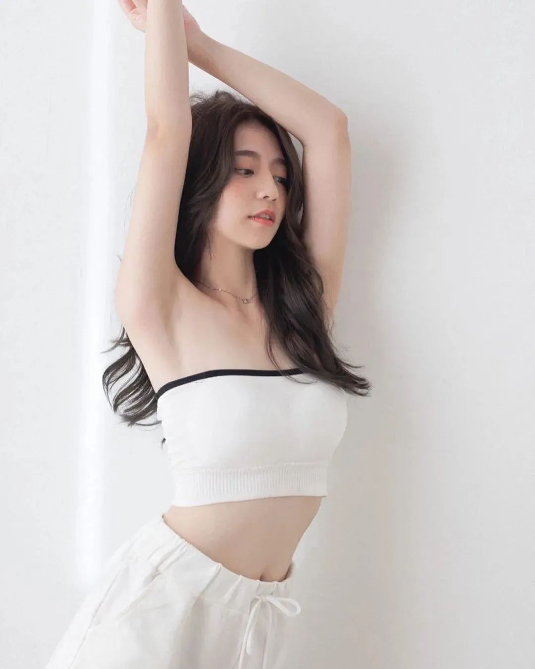 台湾网红若茵，甜美可人的气质女神
