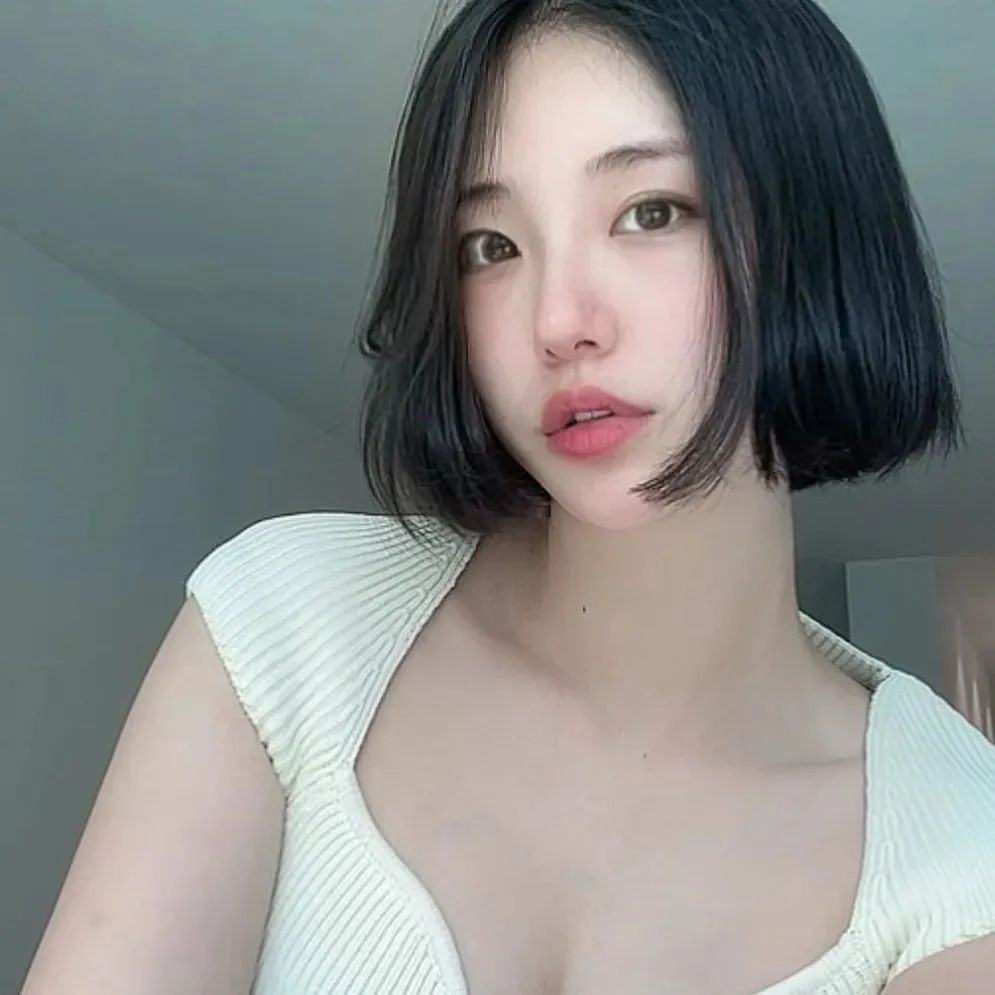 韩国网红zolzyolo，她可以说是身材最爆的美食博主