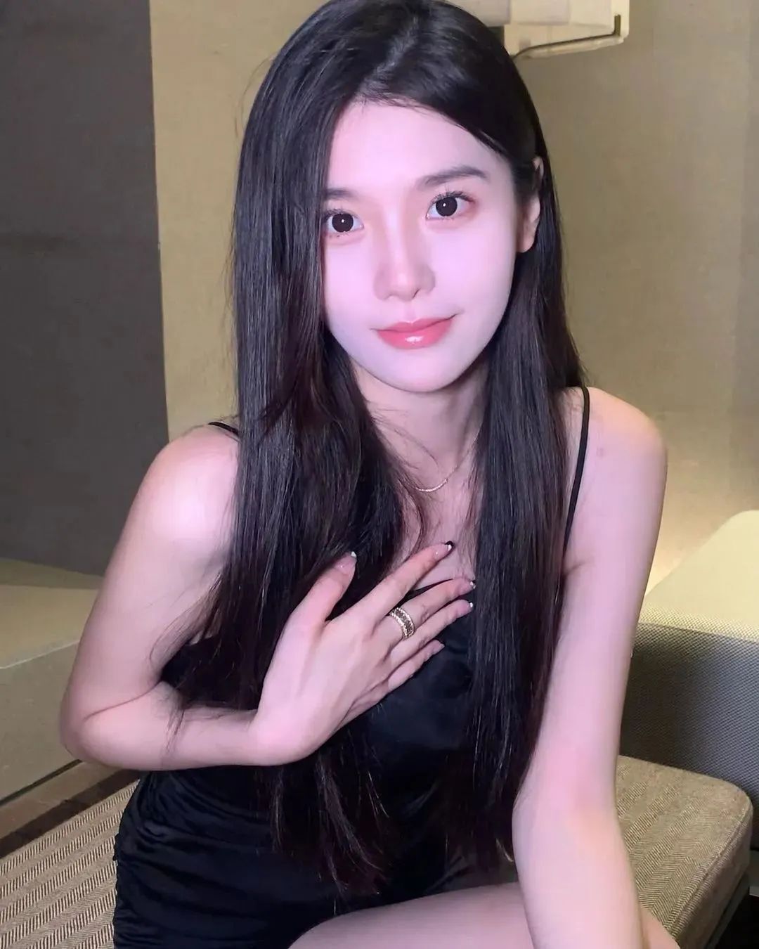 国产网红萧萧，甜美可人的颜值女神