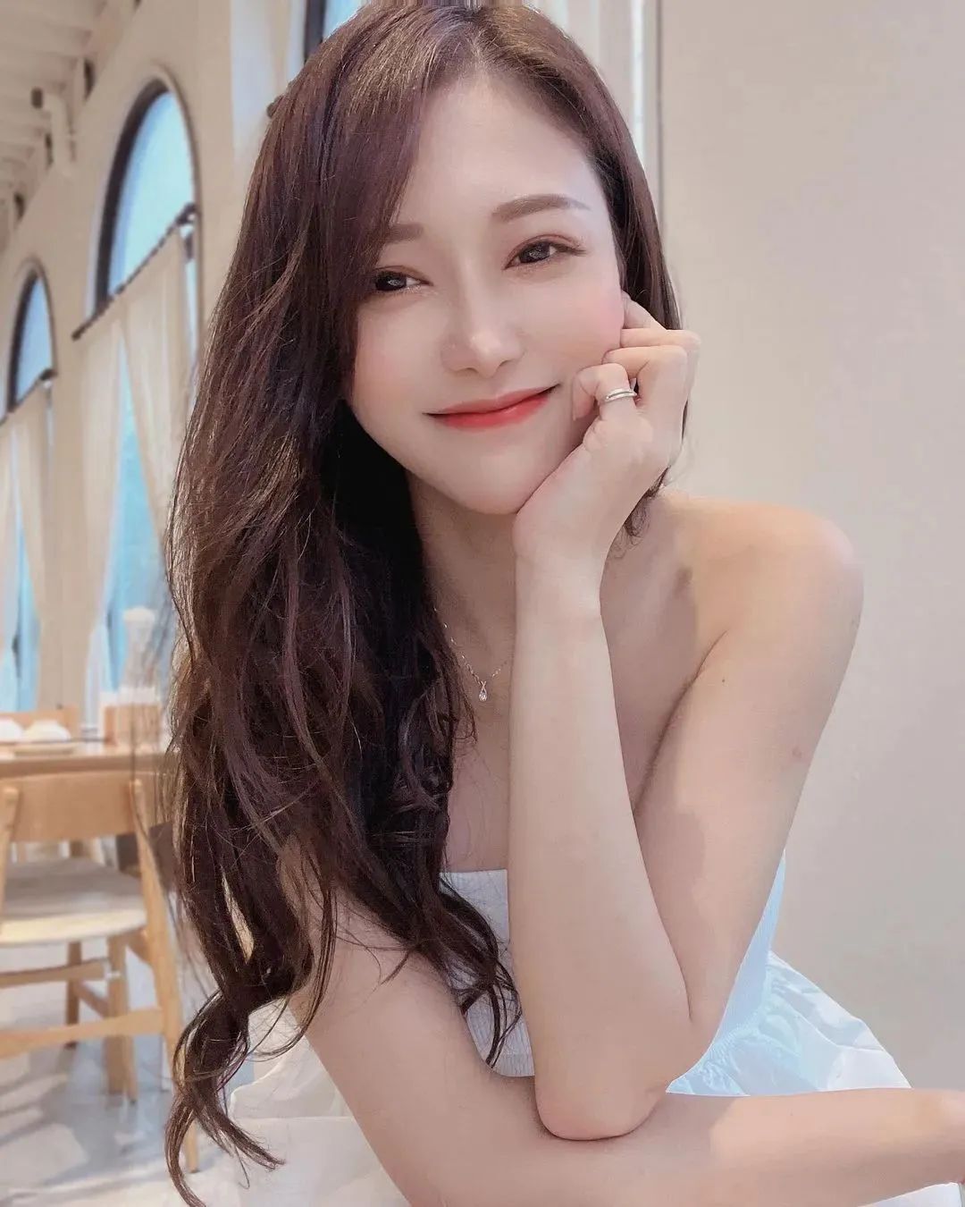 台湾网红杜衫衫，神似林志玲的甜美系女神