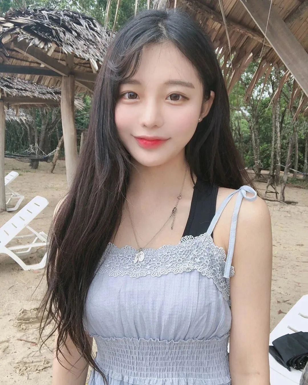 韩国网红允珠，拥有清纯可爱甜美风格的服装品牌老板娘