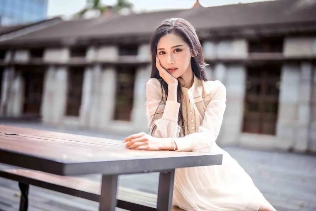 台湾网红许玲玲，甜美又性感的气质女神