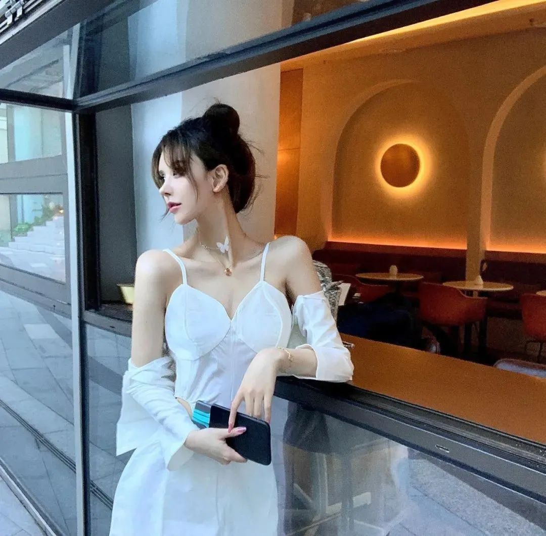 国产网红Jessie，拥有精致氛围感的时尚美女