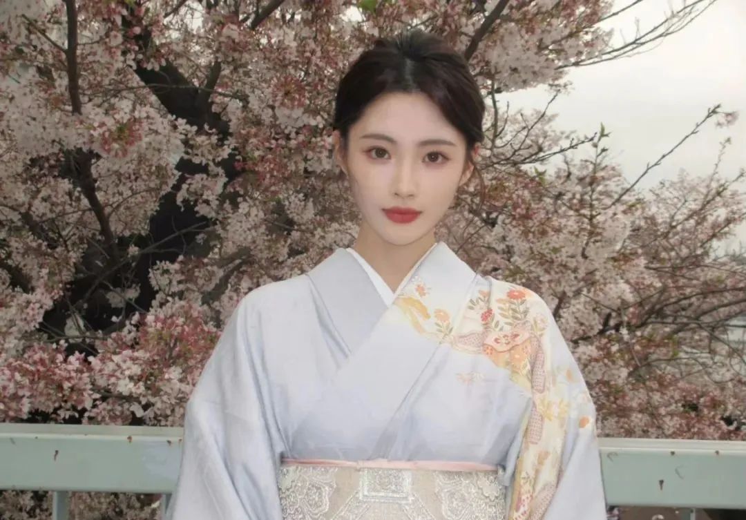 国产网红叶逸，如樱花般绽放美丽的温柔系女神