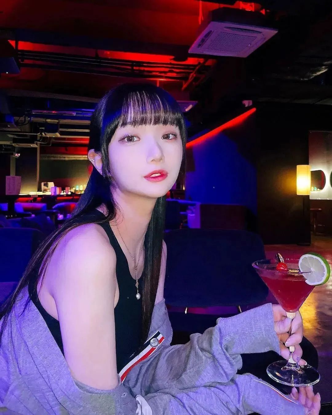 笑容甜美迷人的她，是多少人心目中的完美初恋女神的形象？