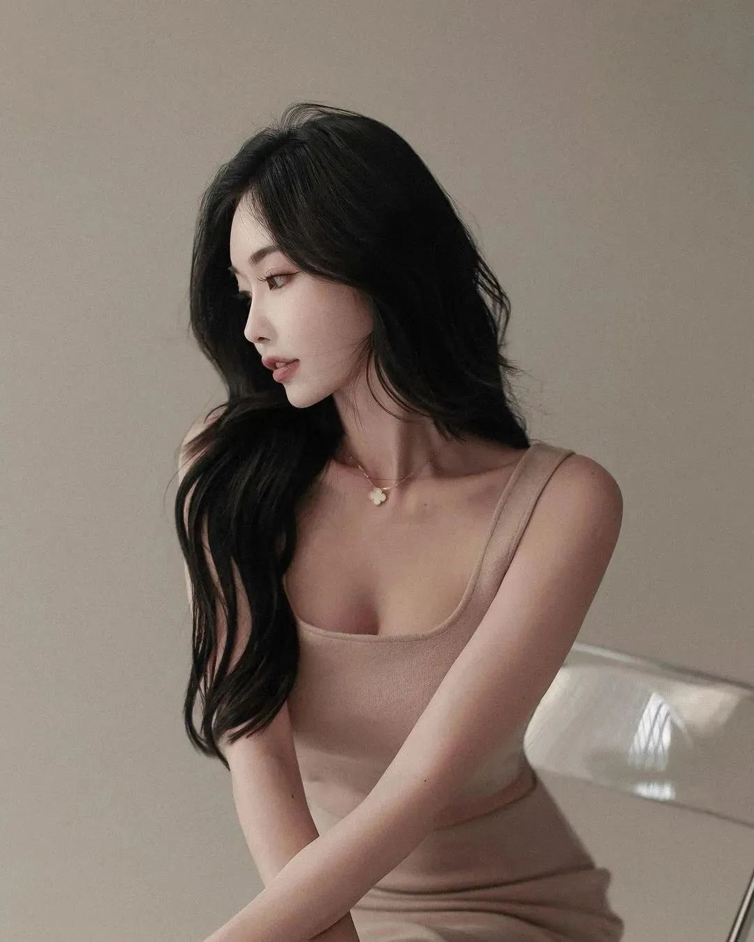 台湾网红美女黄上晏，拥有完美比例身材的音乐系女神