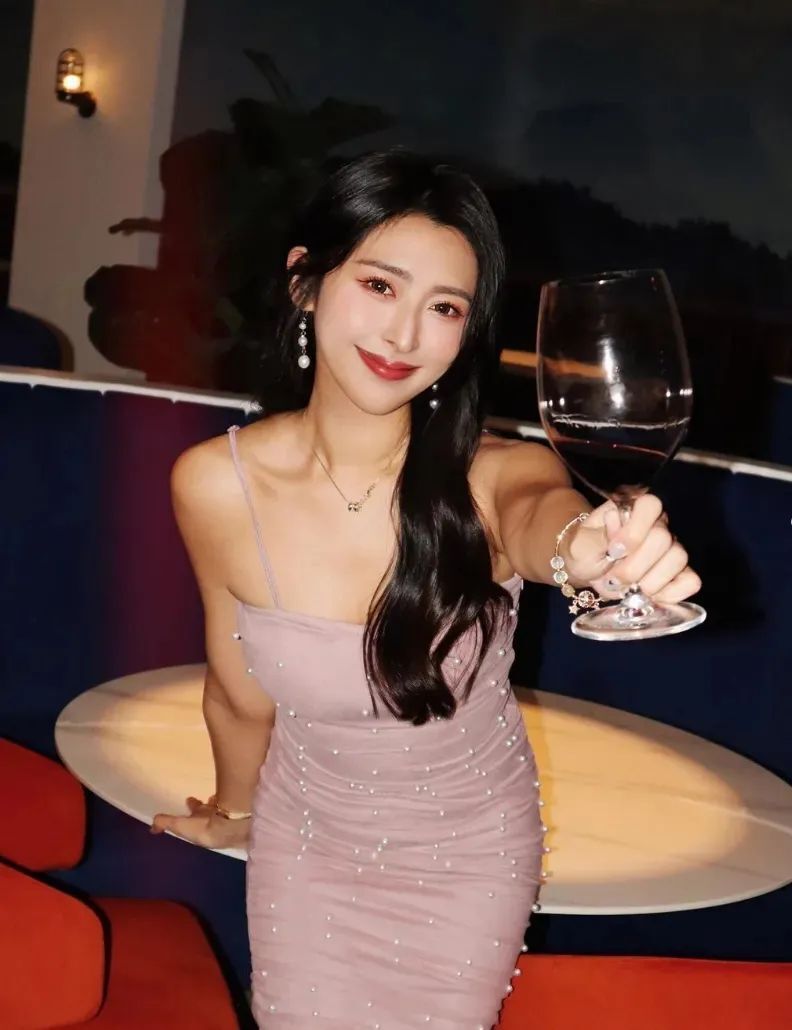 台湾极品模特！长相甜美迷人，身材实力杠杠的！