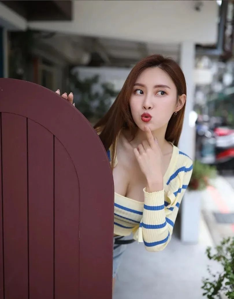台湾极品网红！甜美又性感的时尚辣妈