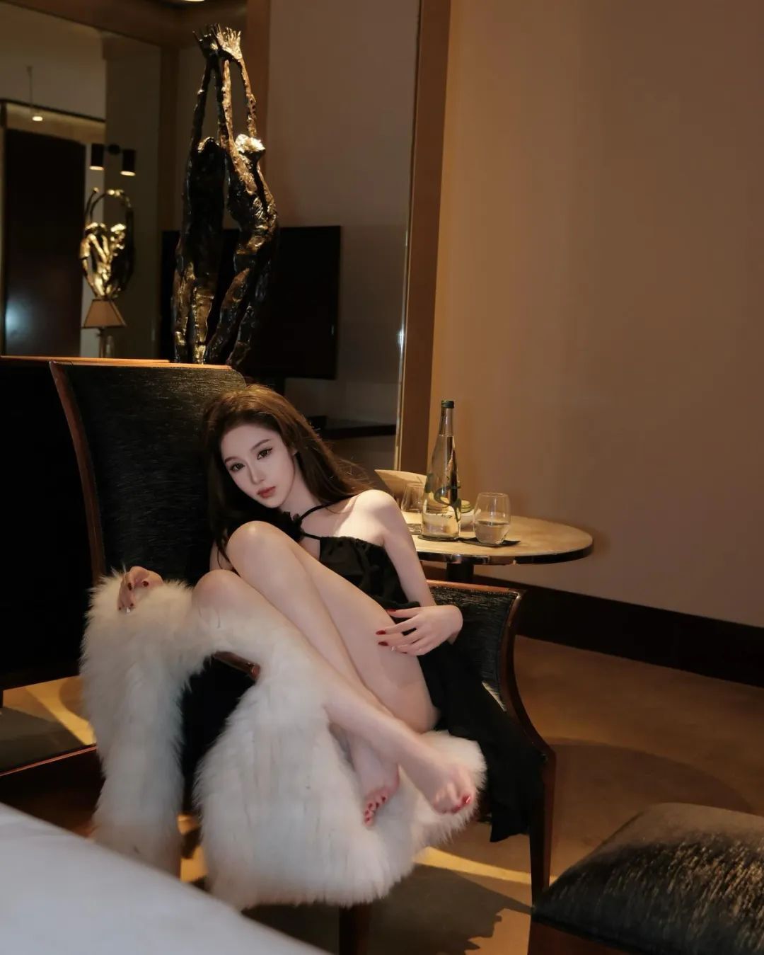 “最美湖人球迷”，颜值和身材都是顶级，这大长腿太顶了！