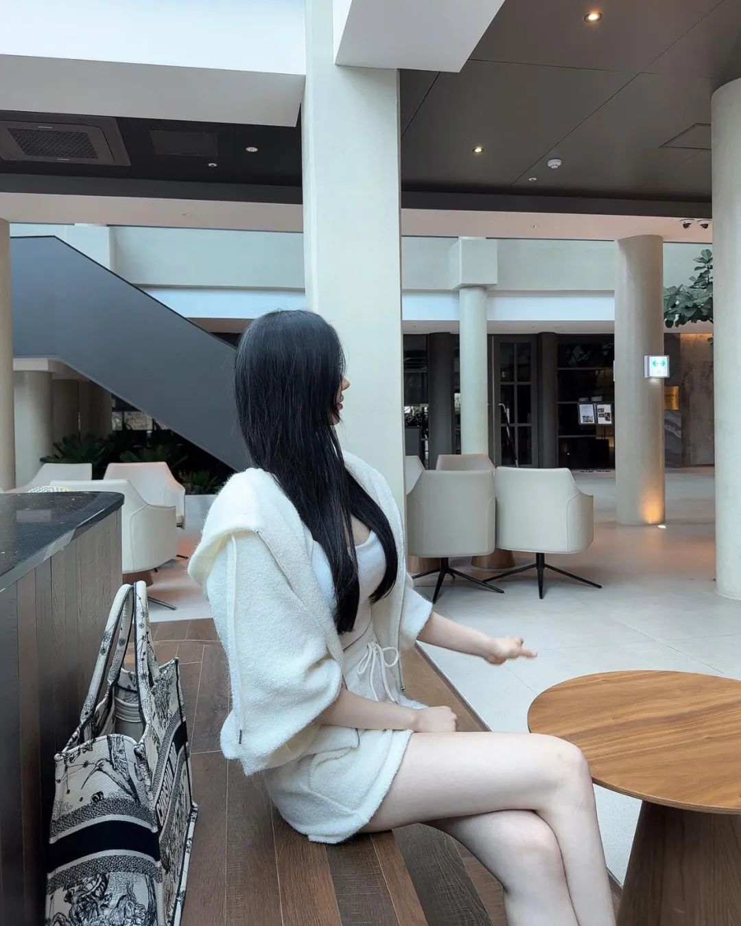 韩国美女小姐姐，大长腿太抢眼，这腿绝了！