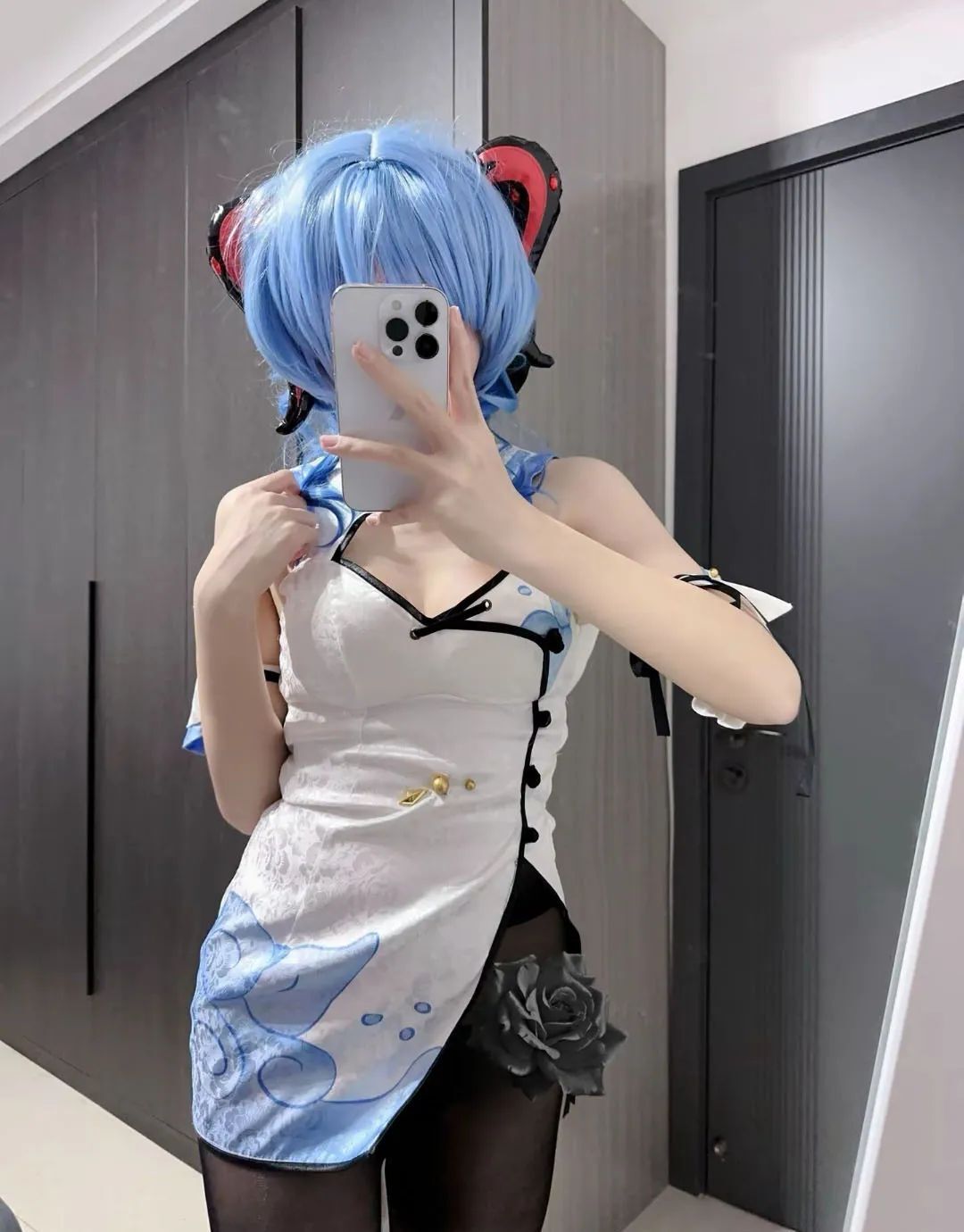 原神cos：白丝+婚纱，新娘甘雨太漂亮了！温泉里的绫华，勒肉黑丝申鹤让人狂喜！见过恶魔装的胡桃吗？