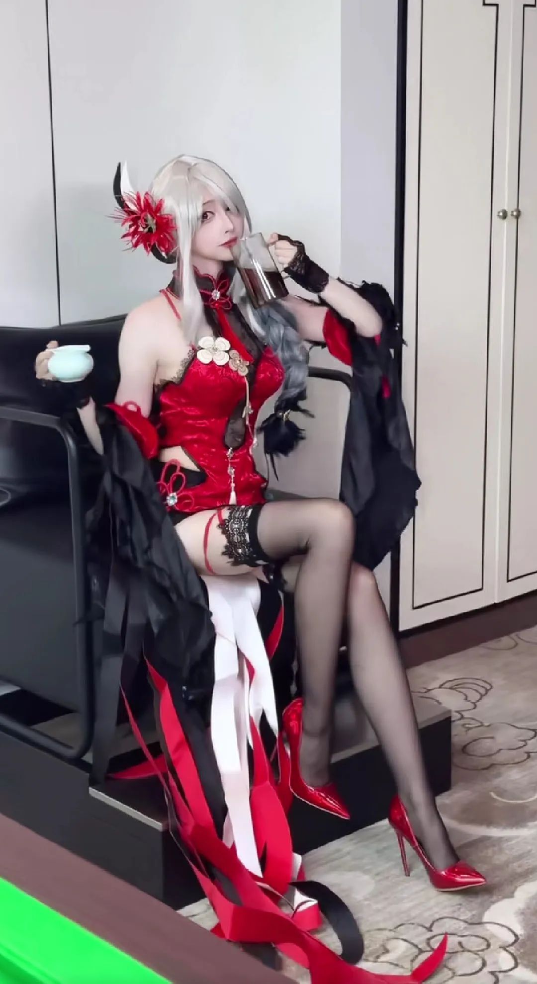 原神cos：裸足+纱裙，申鹤太成熟了！黑色和服绫华太帅气了！校服宵宫超可爱！黑丝女仆莫娜谁不爱？