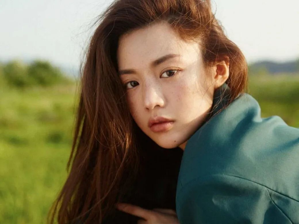 韩国模特高允贞，号称“整形模板”的小全智贤，知性少女穿搭范本