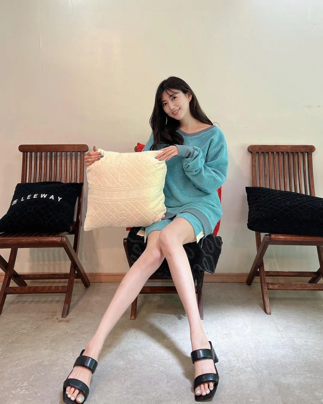 日本模特岩崎名美，号称神级美腿的高挑御姐