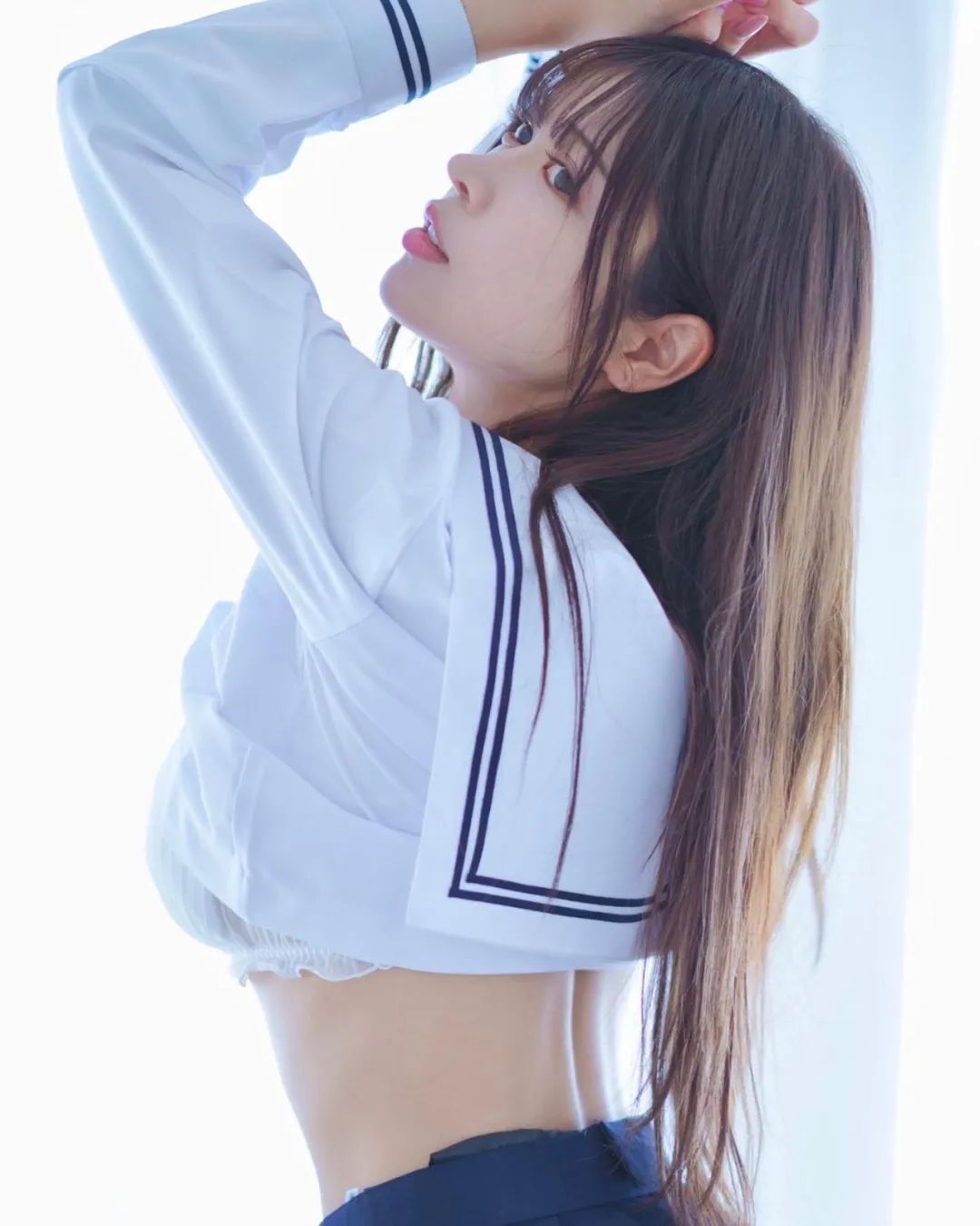 七濑奈奈| 23岁的日本赛车模特冠军 超丰满身材和逆天长腿