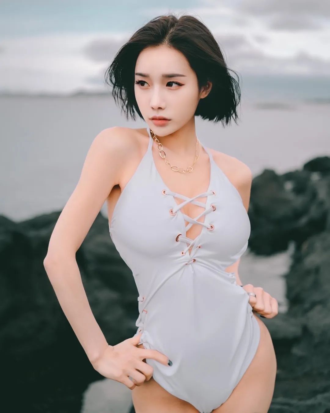 韩国模特娜娜，超白皙皮肤，风格多变的举牌女神