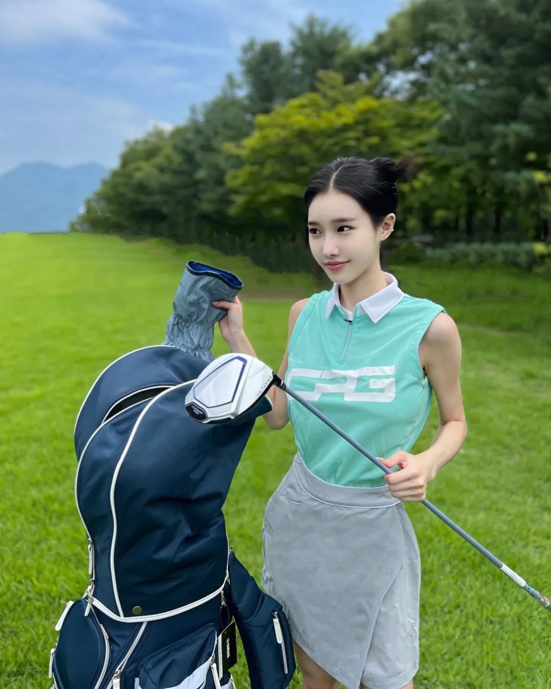 韩国模特娜娜，超白皙皮肤，风格多变的举牌女神