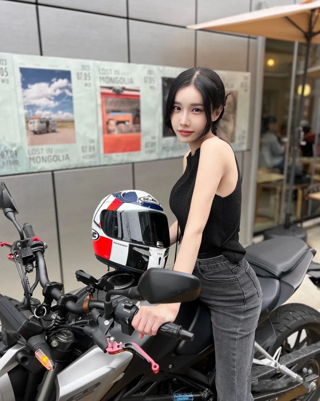 韩国模特娜娜，超白皙皮肤，风格多变的举牌女神