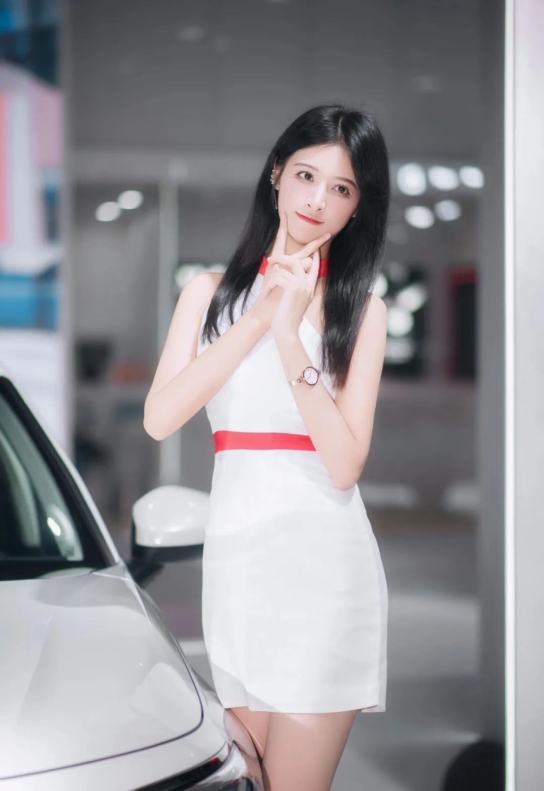 女神降临：好看的颜值车模小姐姐