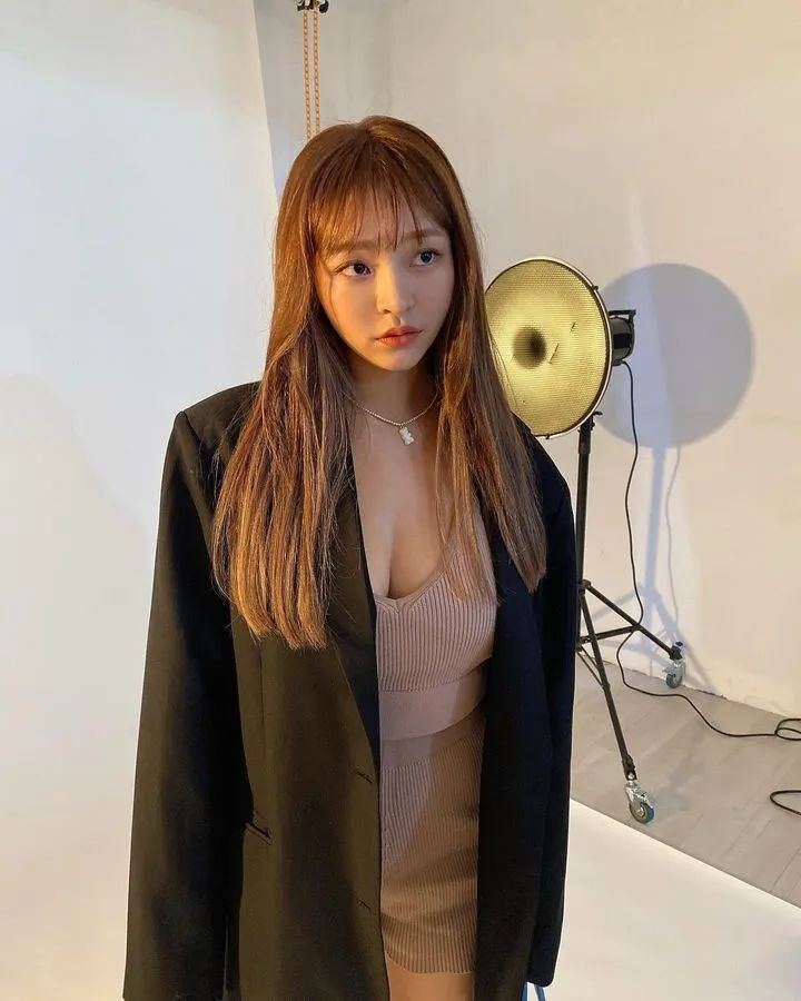 [仙女集]她望着年方十七，凹凸小巧，楚楚动人