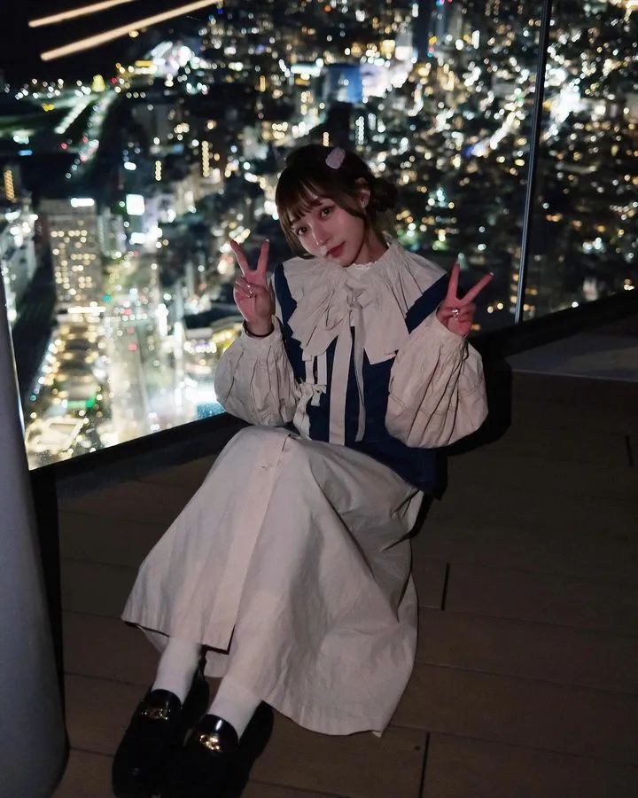 [仙女集]她望着年方十七，凹凸小巧，楚楚动人