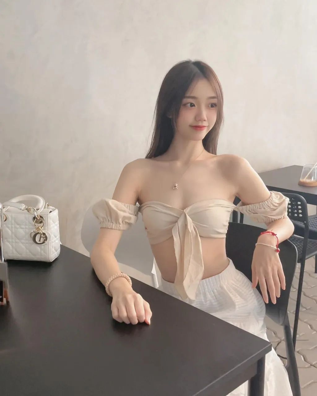 身材极好的低胸装美女