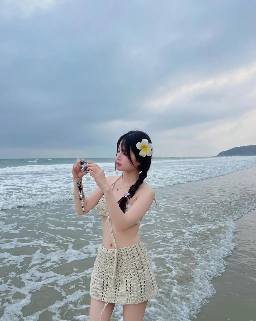 头戴小花的甜美女孩
