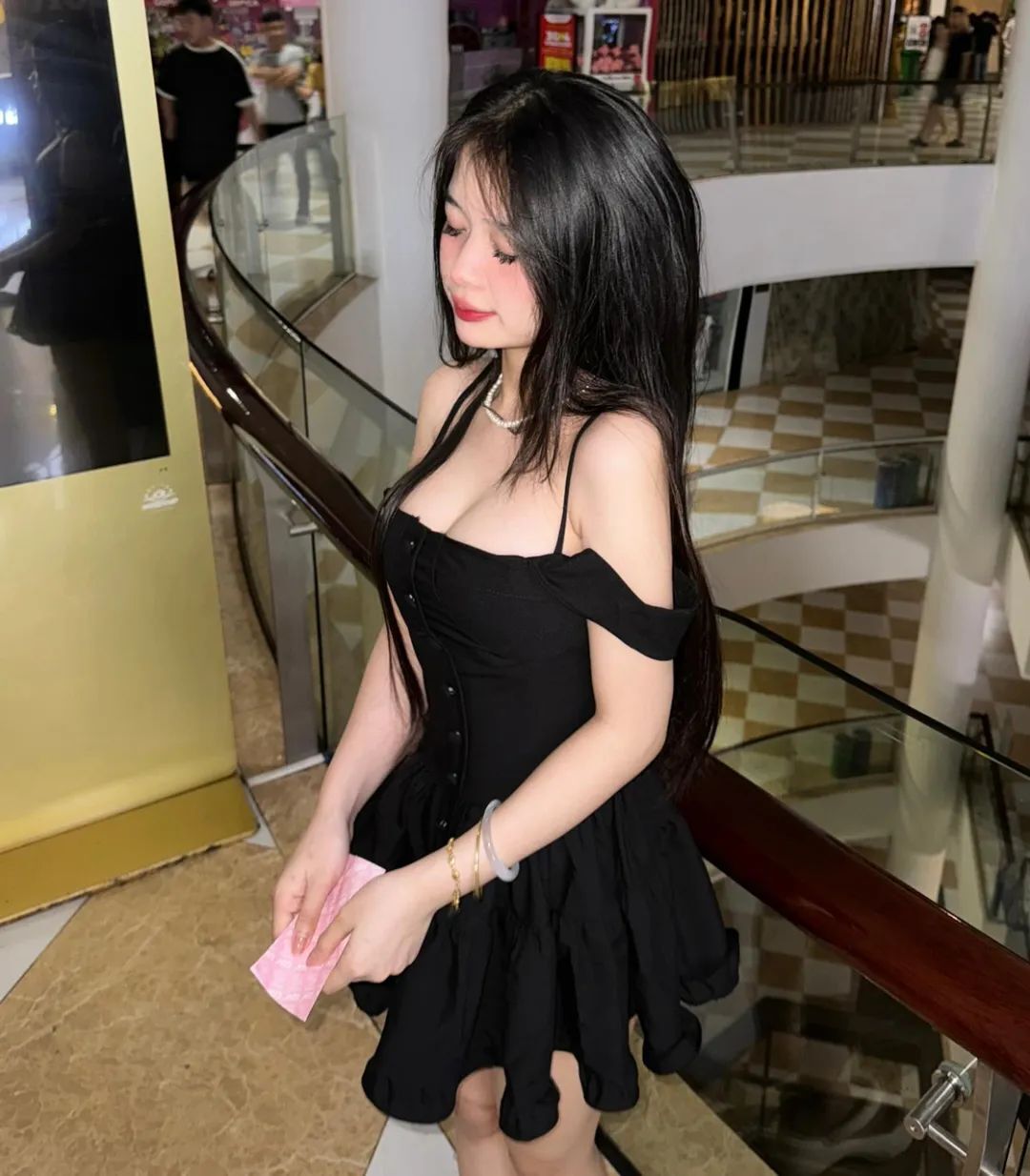 黑色连衣裙