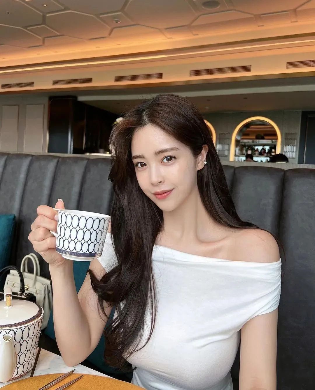 美女壁纸丨有这样长相好看的音乐老师，你还会逃课吗？