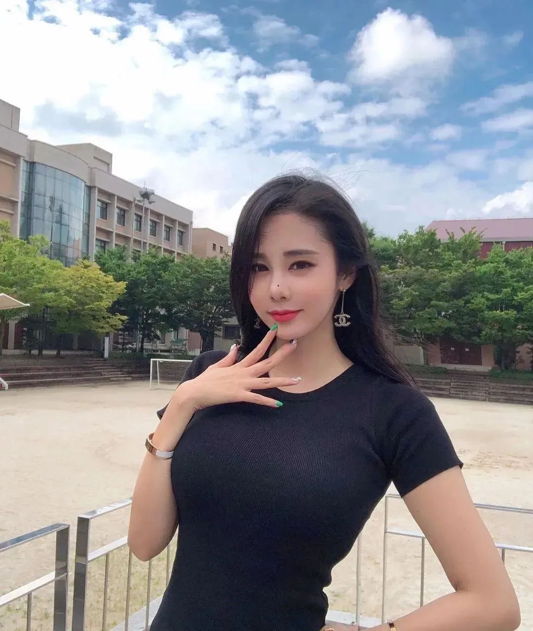 姜河斌，颜值与身材俱佳的韩国车模
