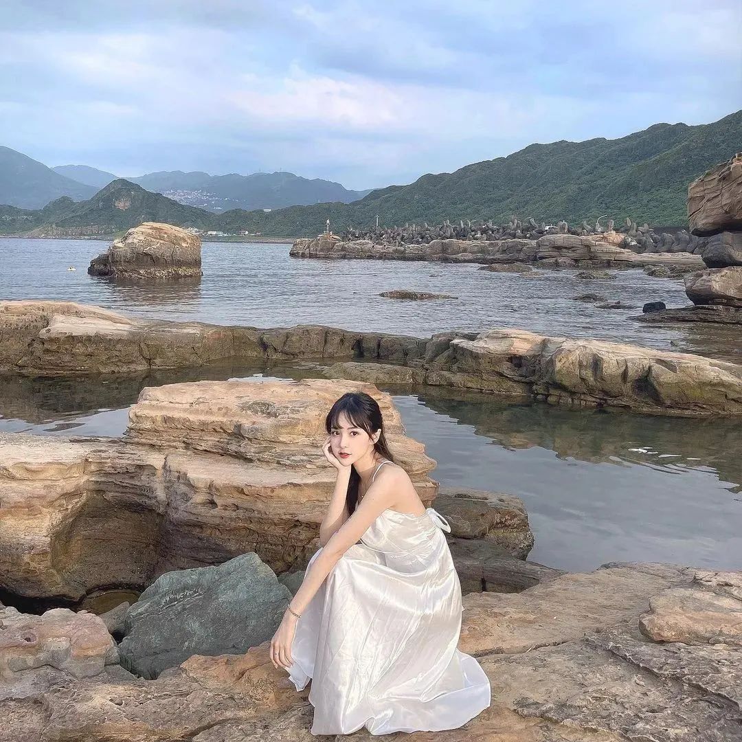 美女壁纸丨李优，长相出众、身材犯规的美女美甲师