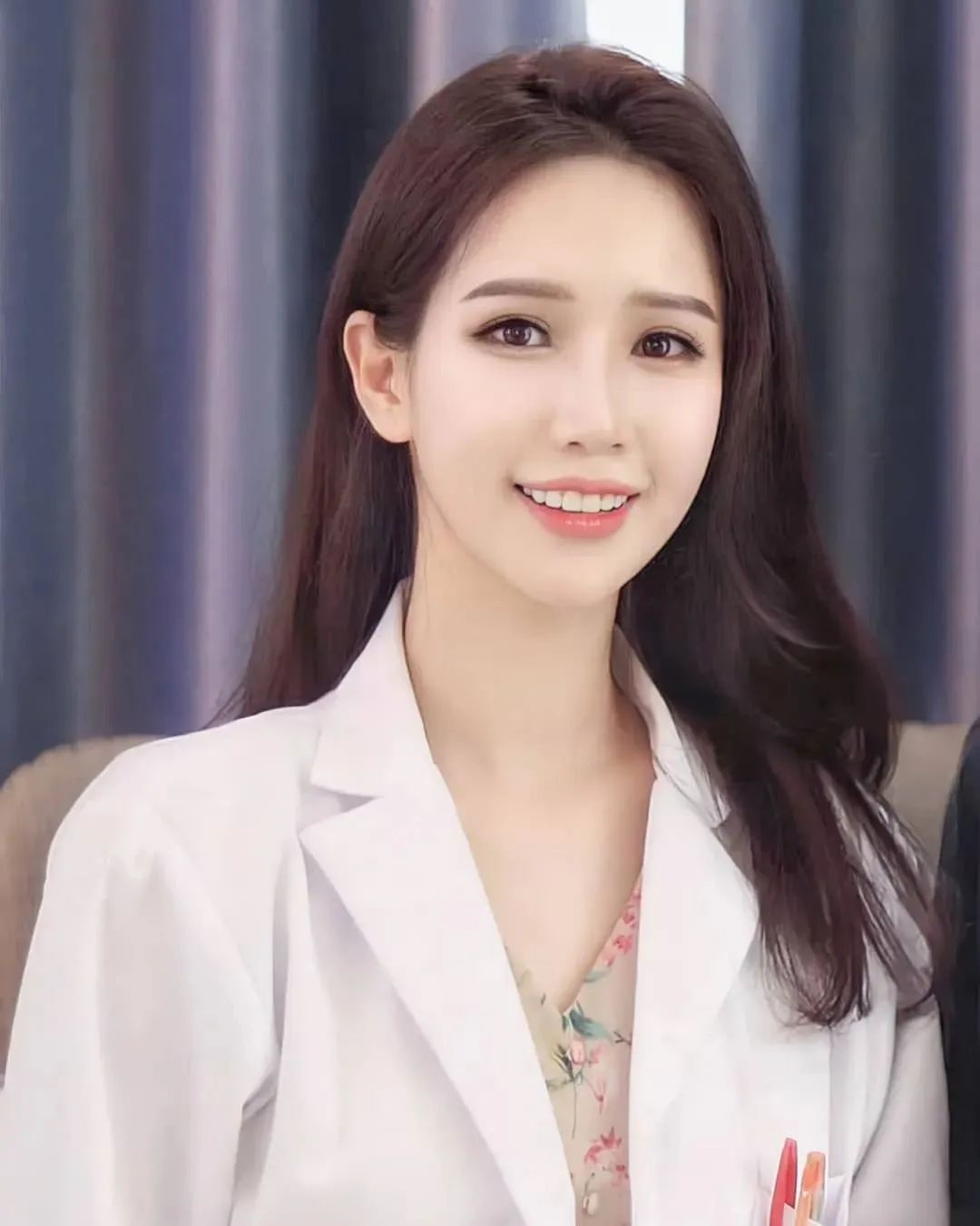 美女壁纸丨颜值出众的韩国最美CEO，高贵的气质让人感觉高不可攀