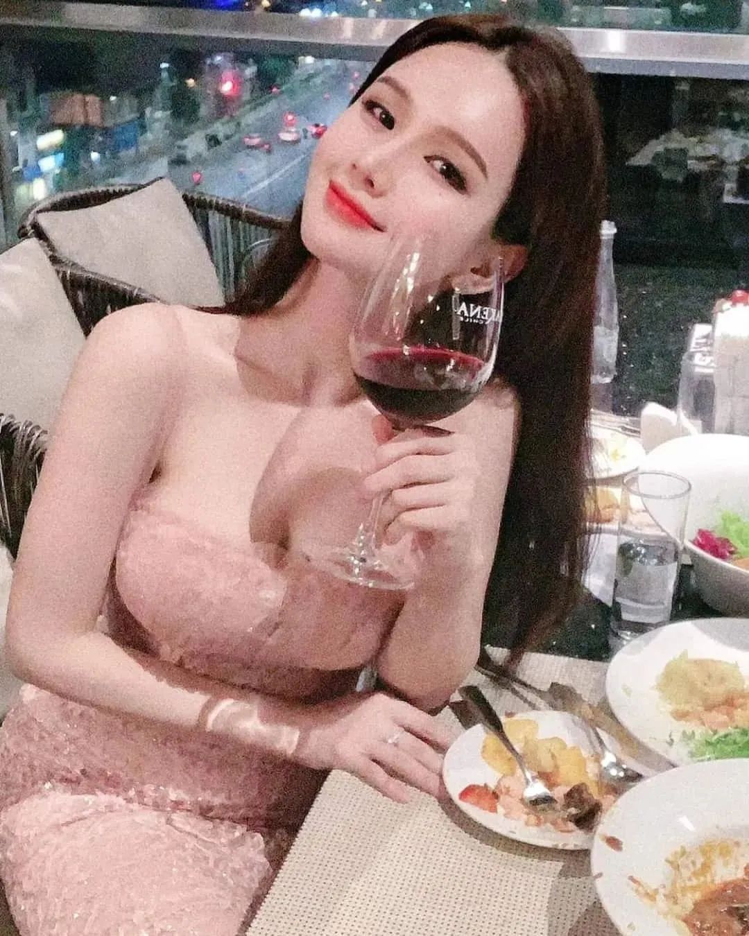 美女壁纸丨颜值出众的韩国最美CEO，高贵的气质让人感觉高不可攀