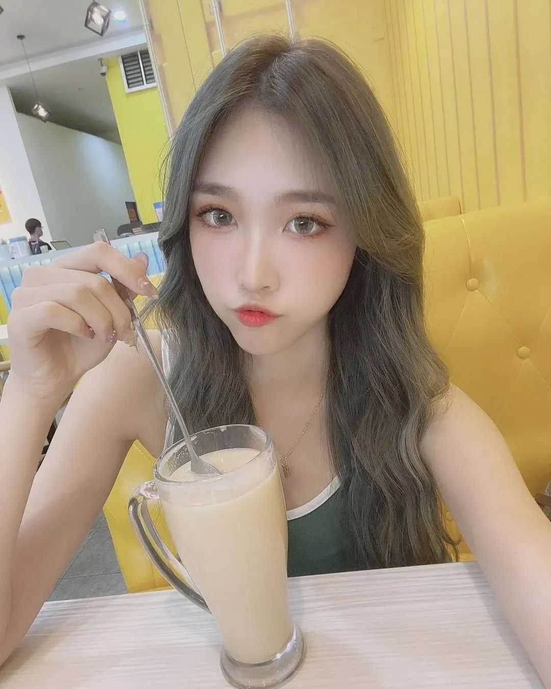 粉朵拉，美艳动人的网红美女