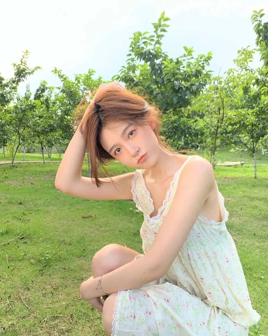 国产网红小何同学，甜美可人的元气美女